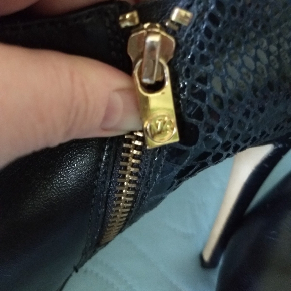 Michael Kors 8.5M Genuine Snakeskin & Leather Black Stiletto Bootie with Zippers - Picture 9 of 9